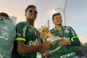 Jogadores do Palmeiras provocam o Santos em festa do título