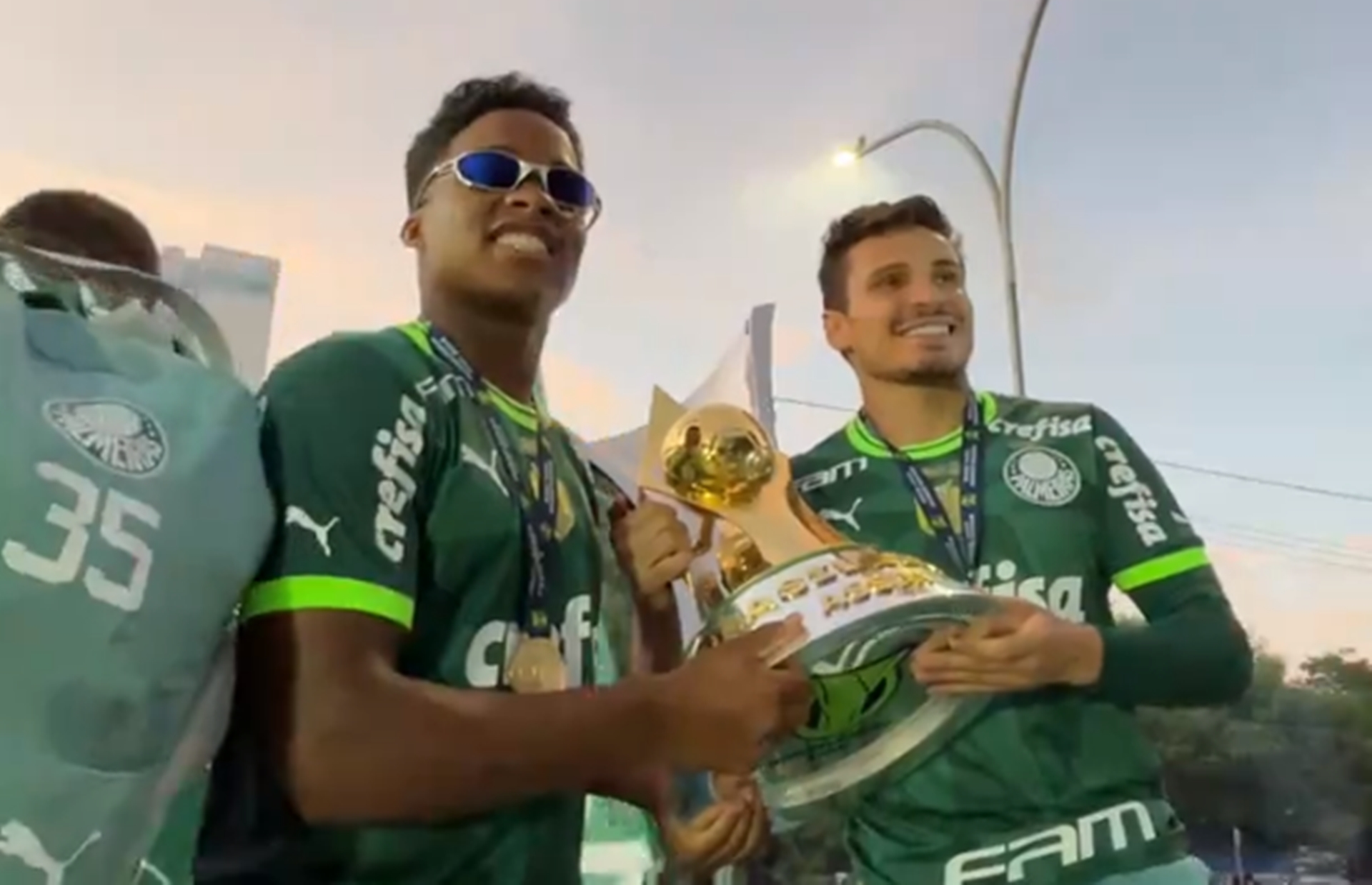 Jogadores do Palmeiras provocam o Santos em festa do título