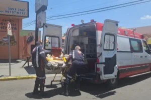 Um acidente entre um carro e uma moto deixou duas pessoas feridas na manhã desta sexta-feira (1) na Av. Dr. Fabrício Vampré, no Jardim Piratininga, em Limeira (SP).