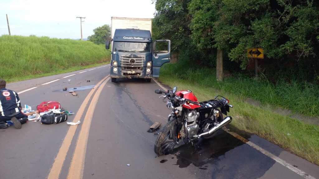 Motociclista fica ferido após colisão frontal contra caminhão na Limeira-Artur Nogueira