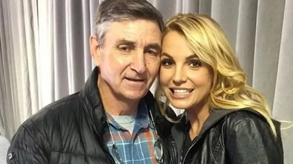 Pai de Britney Spears tem perna amputada após ter infecção grave, diz TMZ