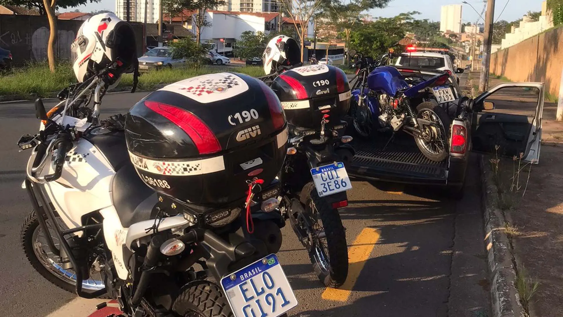 Rapaz é preso transportando moto adulterada em picape, em Limeira
