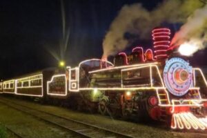 Trem enfeitado com luzes de Natal chama a atenção de moradores de Limeira