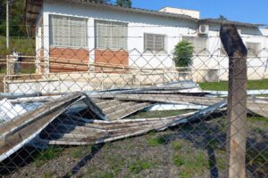 Vendaval destrói telhado da UBS do Tatu, em Limeira 