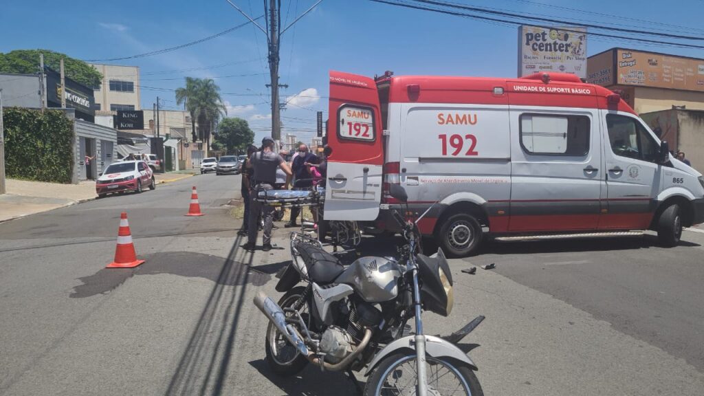 Acidente entre carro e moto deixa dois feridos na Av. Dr. Fabrício Vampré
