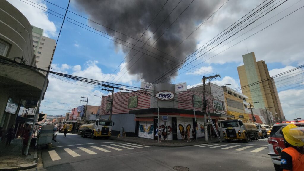 Ruas do Centro são interditadas devido a incêndio que atinge loja de roupas