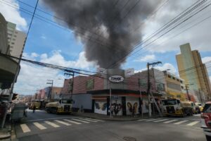 Ruas do Centro são interditadas devido a incêndio que atinge loja de roupas