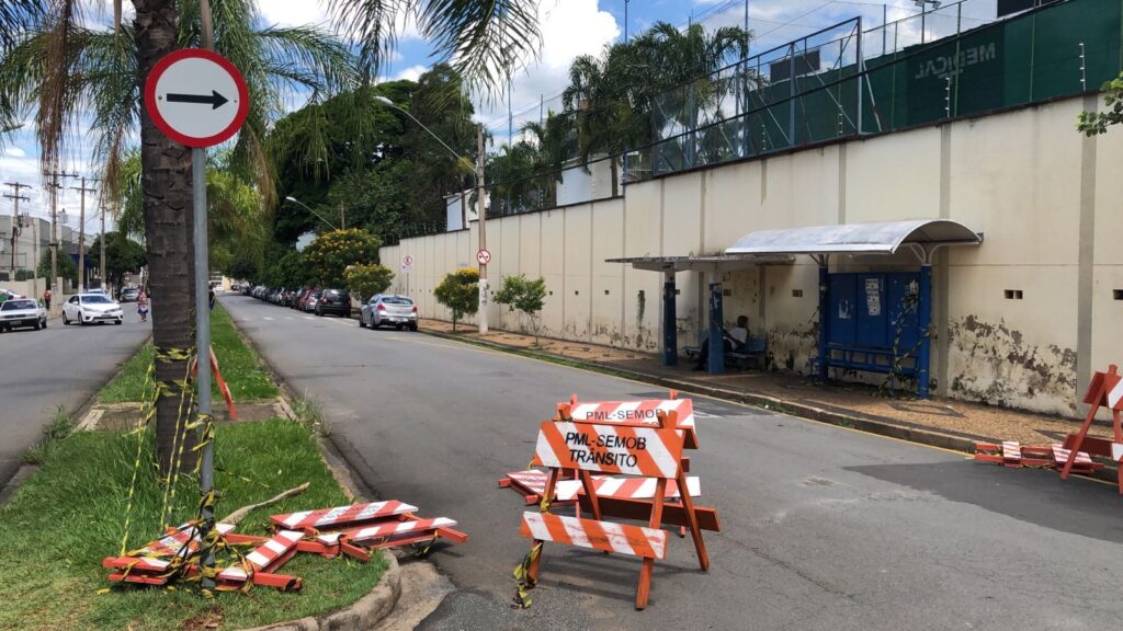 Agentes de trânsito sinalizam novamente avenida do Nosso Clube após cavaletes serem retirados