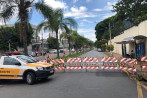 Agentes de trânsito sinalizam novamente avenida do Nosso Clube após cavaletes serem retirados