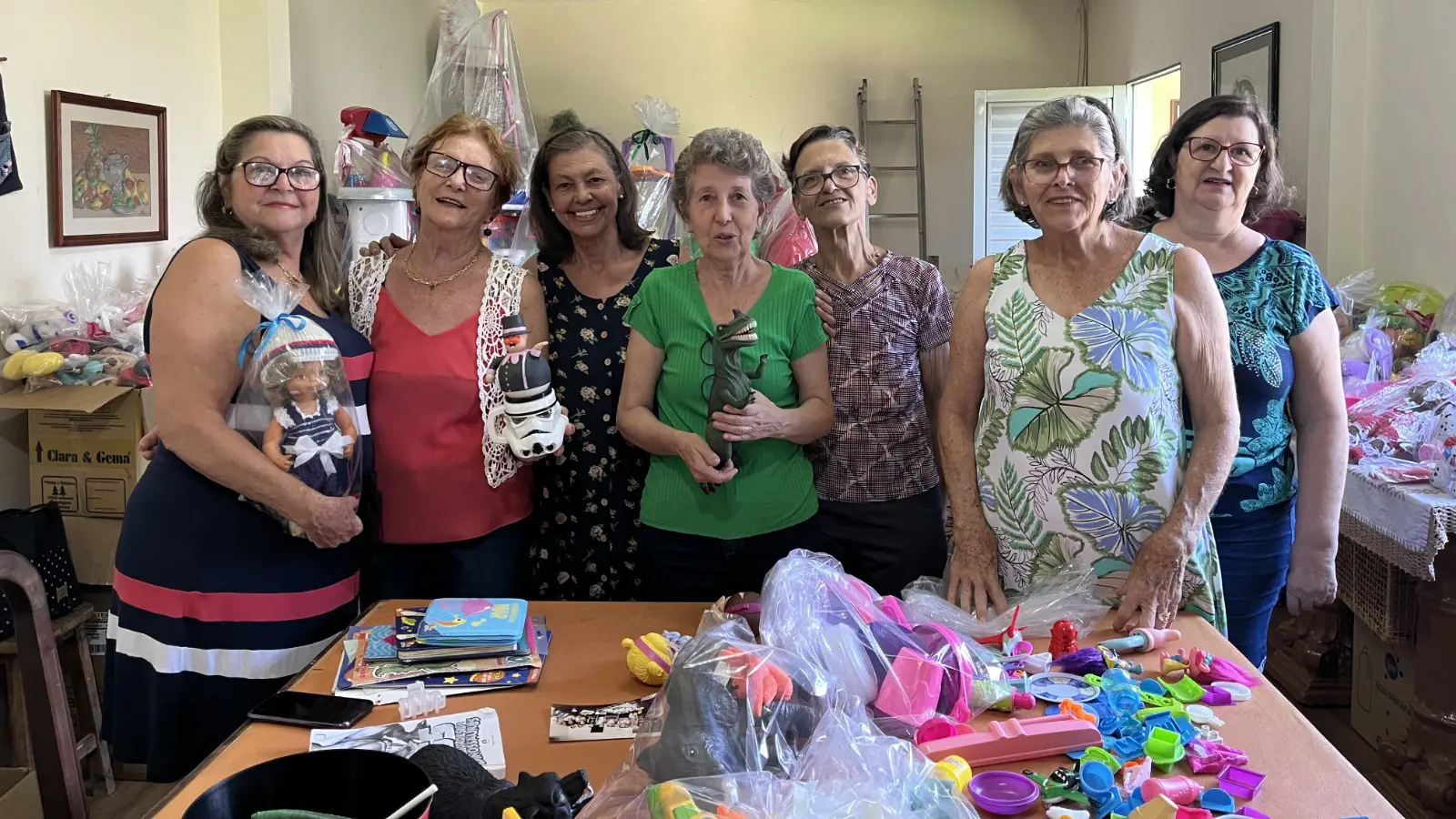 Idosas restauram brinquedos para doar para crianças