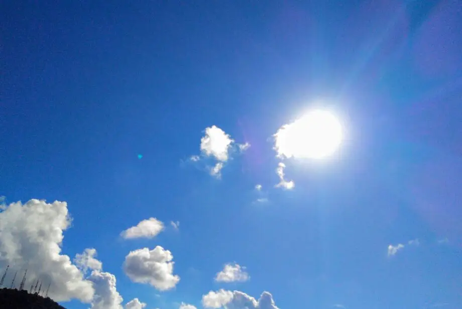 Sol aparece entre nuvens neste domingo (14)