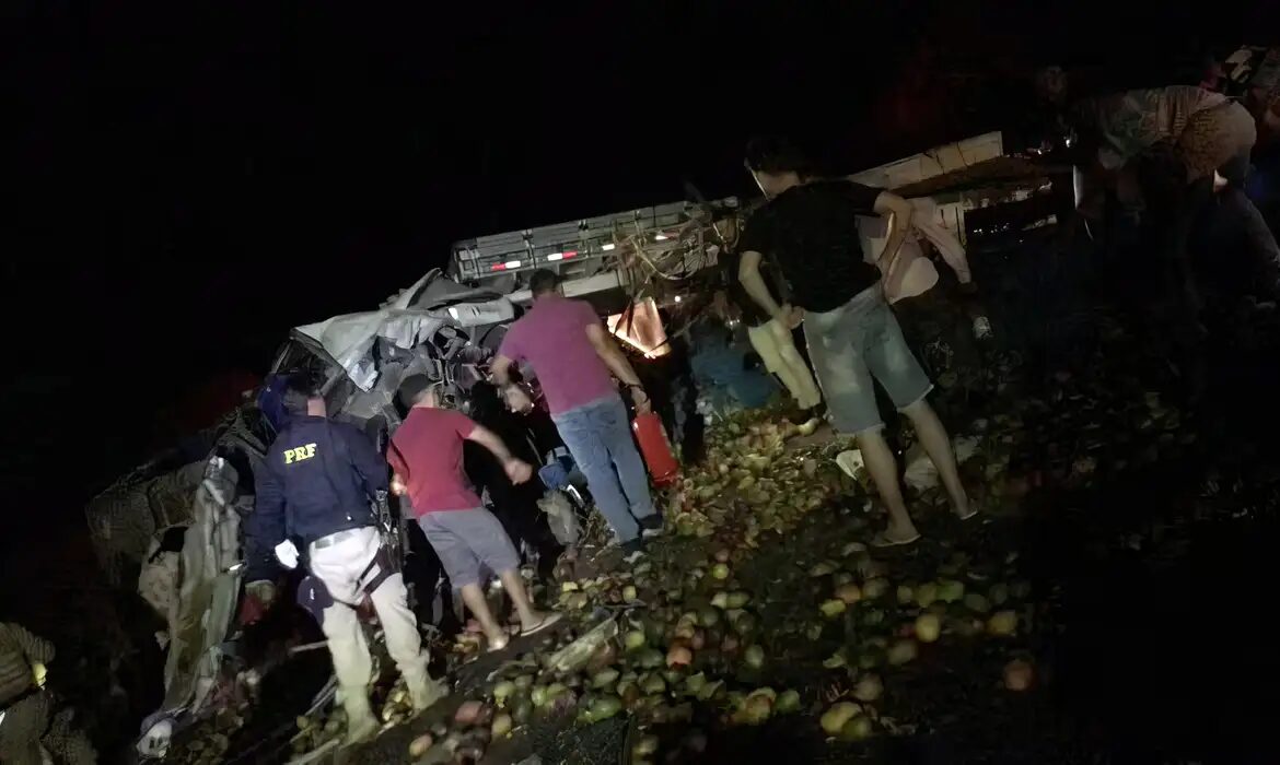 Acidente entre ônibus e caminhão deixa 25 mortos na Bahia
