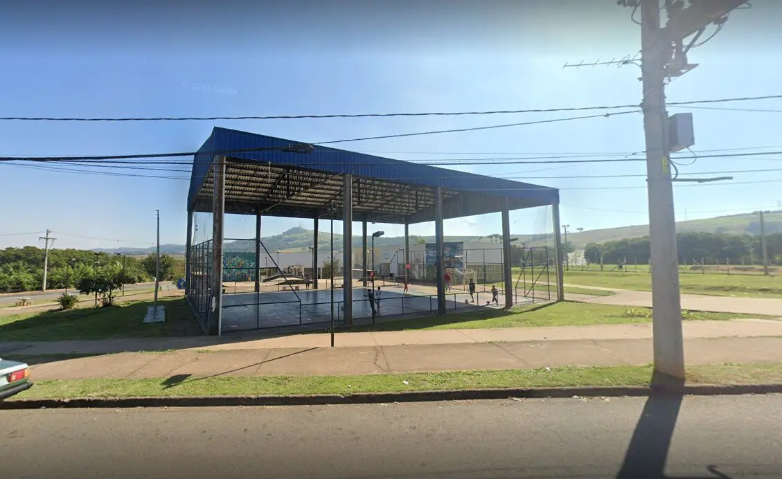 Adolescentes danificam vidro do CEU do Geada com pedrada