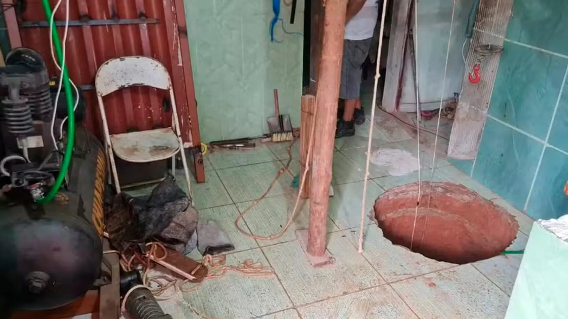 Após sonhar com ouro, idoso cava buraco dentro de casa, escorrega e morre 1