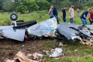 foto dos destroços do avião que caiu e deixou sete mortos em Itapeva MG no domingo (28-01-2024)