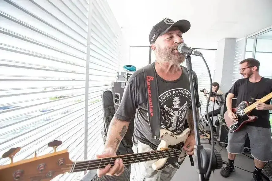 Baixista da banda Ultraje a Rigor tem alta após 4 meses de internação