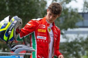 Inglês de 18 anos é o novo piloto reserva da Ferrari