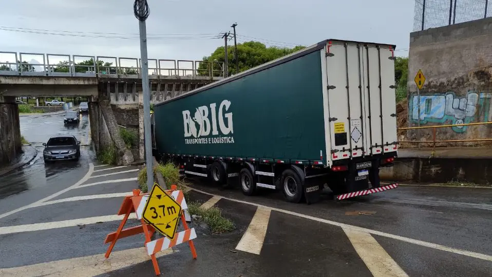 Caminhão fica enroscado na Ponte Preta, em Limeira