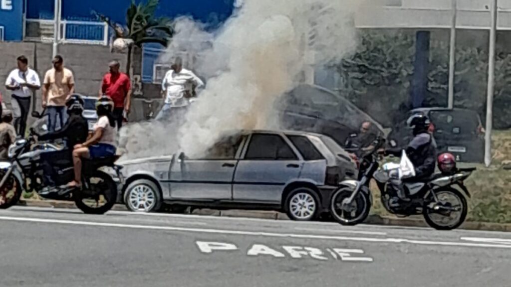 Carro pega fogo na Via Luís Varga, em Limeira 1