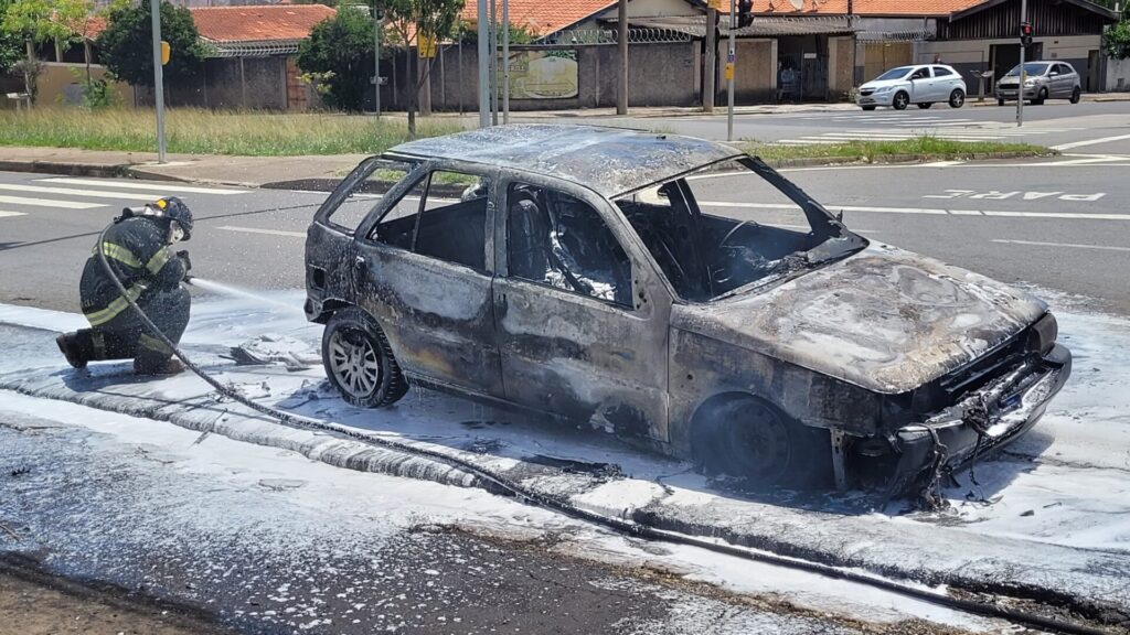 Carro pega fogo na Via Luís Varga, em Limeira 2