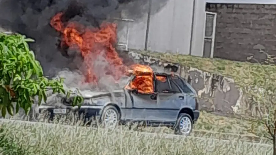 Carro pega fogo na Via Luís Varga, em Limeira 3