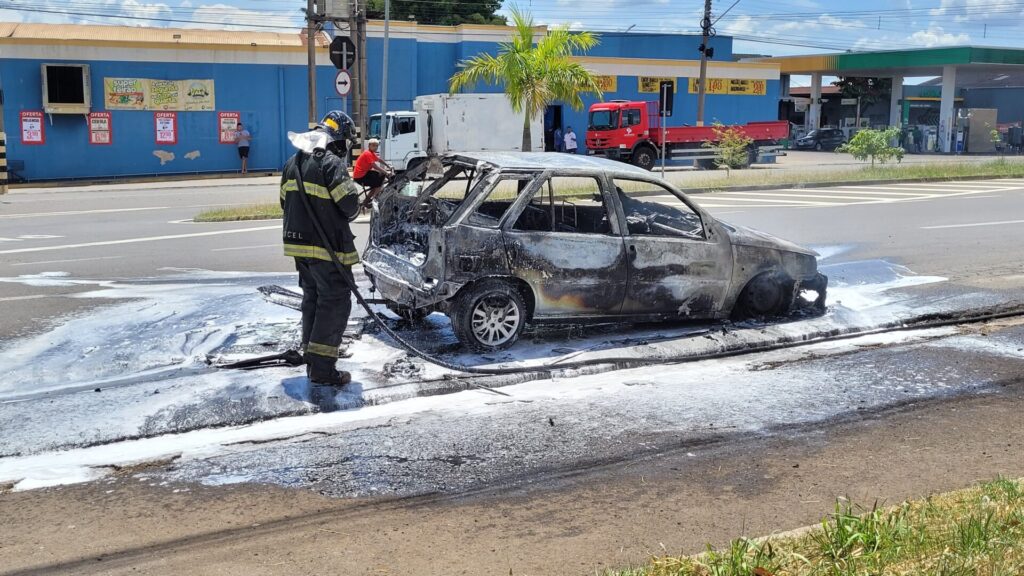 Carro pega fogo na Via Luís Varga, em Limeira 4