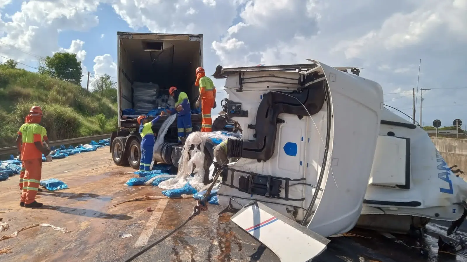 Colisão entre caminhões deixa um ferido na Anhanguera, em Limeira