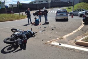 Colisao-entre-carro-e-moto-deixa-motociclista-ferido-na-Av.-Dr.-Lauro-Correa-da-Silva-2