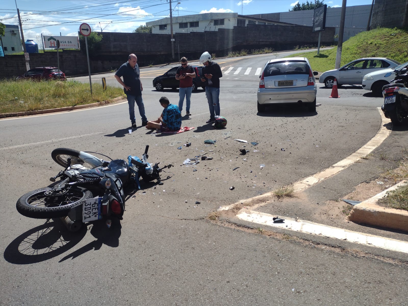 Colisao-entre-carro-e-moto-deixa-motociclista-ferido-na-Av.-Dr.-Lauro-Correa-da-Silva-2