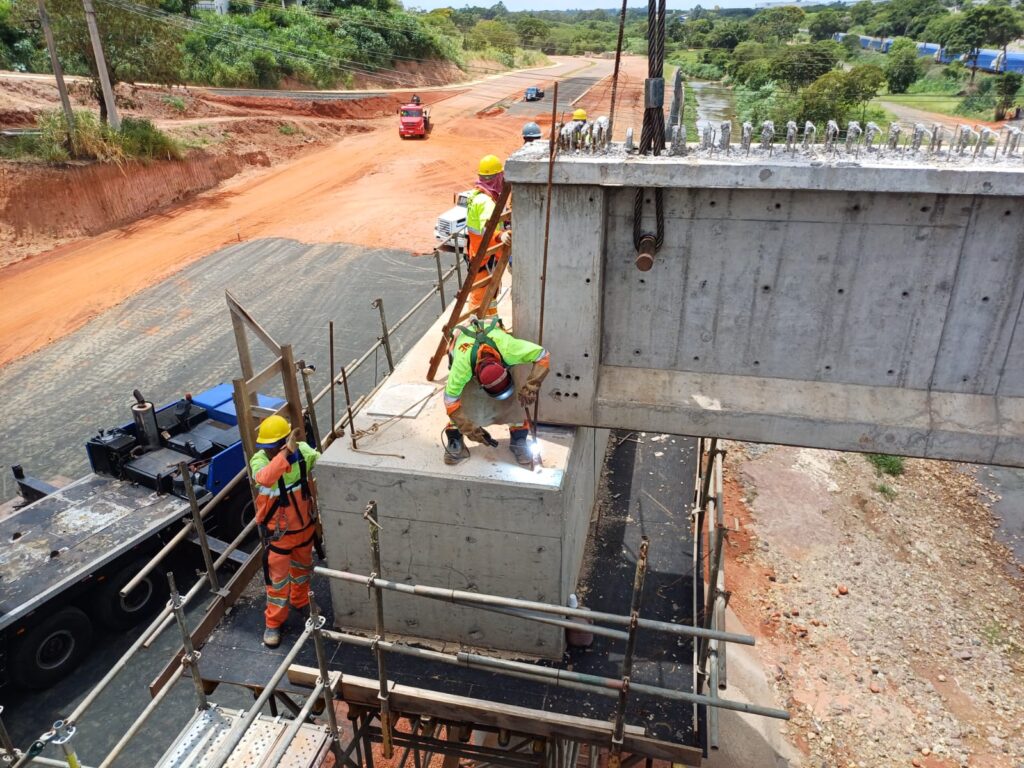 Começa içamento das vigas de concreto para duplicação do viaduto Paulo Natal 2