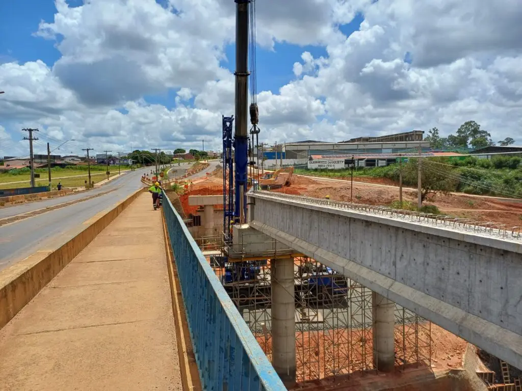 Começa içamento das vigas de concreto para duplicação do viaduto Paulo Natal 3