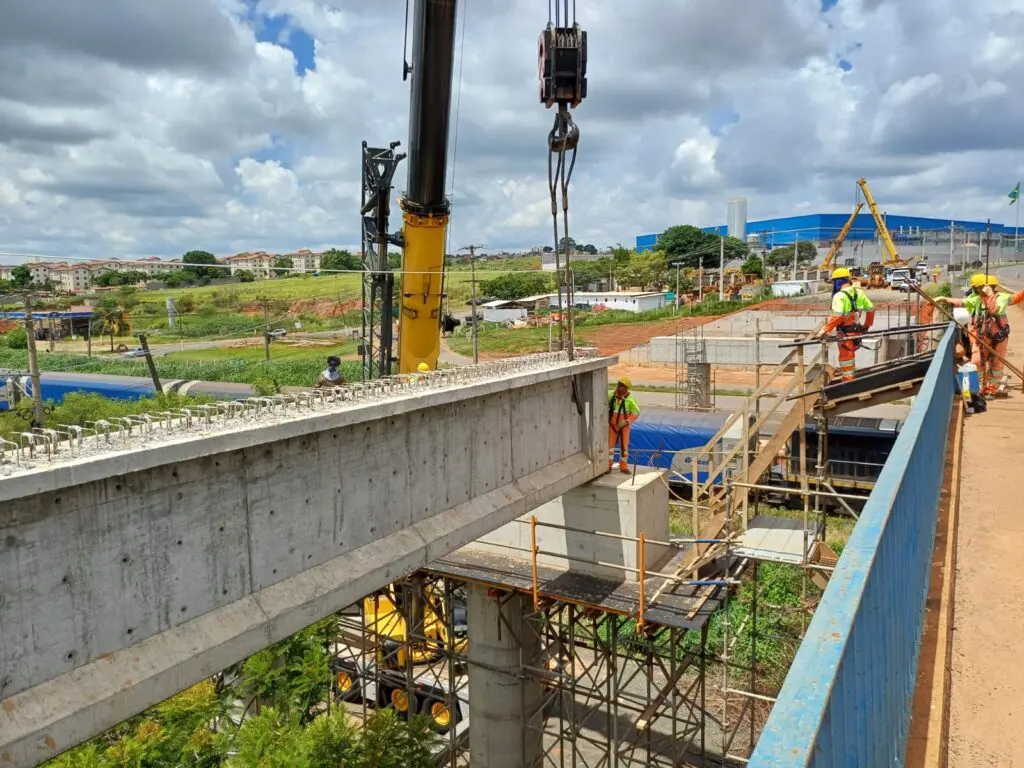Começa içamento das vigas de concreto para duplicação do viaduto Paulo Natal 4