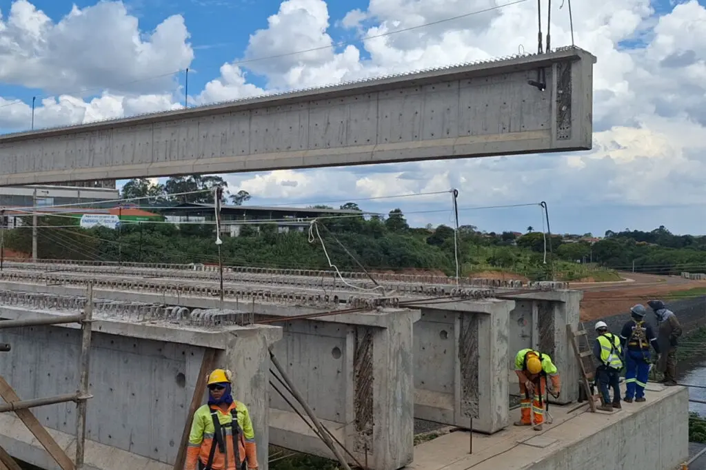 Começa içamento das vigas de concreto para duplicação do viaduto Paulo Natal 6