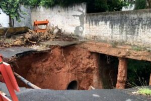 Cratera toma metade de rua em bairro de Limeira
