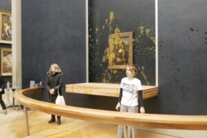 Ecoativistas jogam sopa na Mona Lisa em protesto2