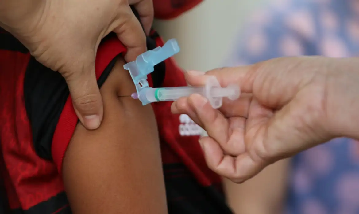 Fiocruz vacinas protegem crianças de covid longa, infecção e morte