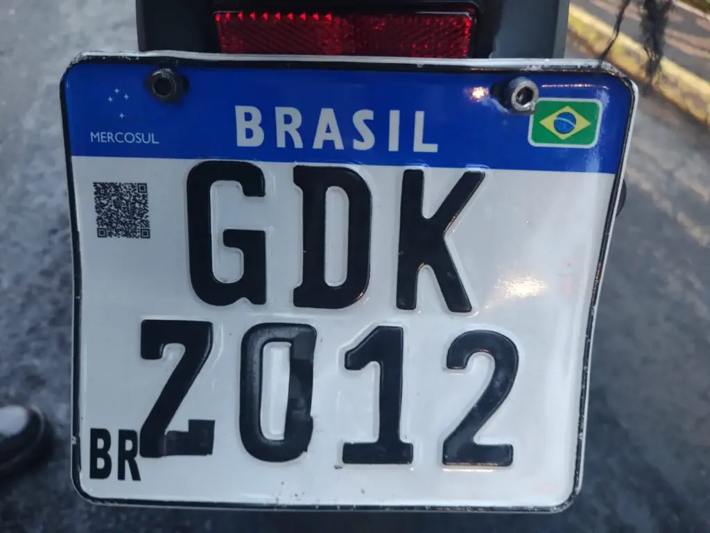 Foragido usa moto adulterada, tenta fuga da PM e termina preso, em Cordeirópolis – Placa