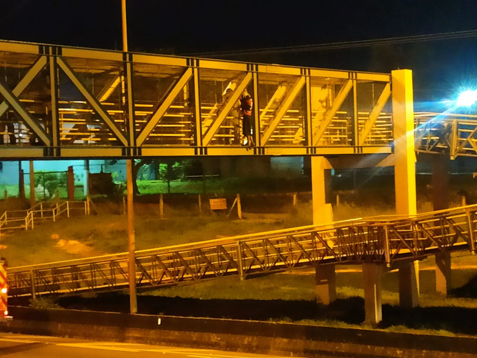 Forças de segurança salvam homem que tentava se jogar de passarela na Anhanguera, em Limeira