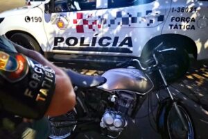 Homem é detido com moto furtada em sua garagem no Geada