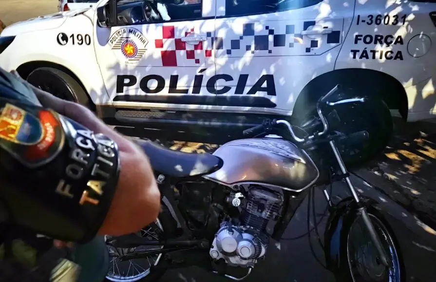 Homem é detido com moto furtada em sua garagem no Geada