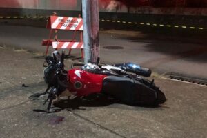 Jovem fica gravemente ferido ao colidir moto contra poste no Montezuma