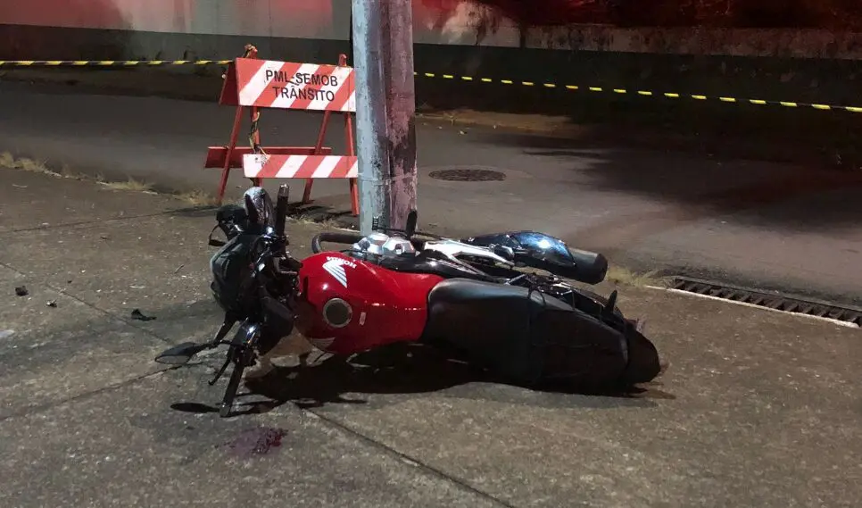 Jovem fica gravemente ferido ao colidir moto contra poste no Montezuma