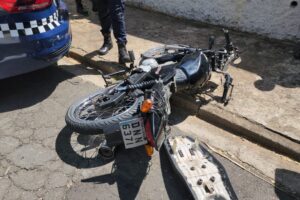 Motociclista tenta fuga da GCM, colide na viatura e é detido, em Limeira 