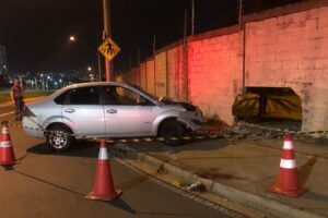 Motorista perde controle e atinge muro de condomínio, em Limeira 