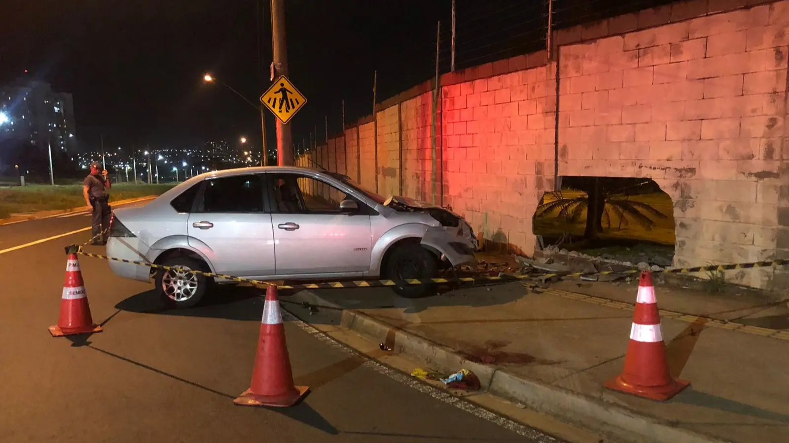 Motorista perde controle e atinge muro de condomínio, em Limeira