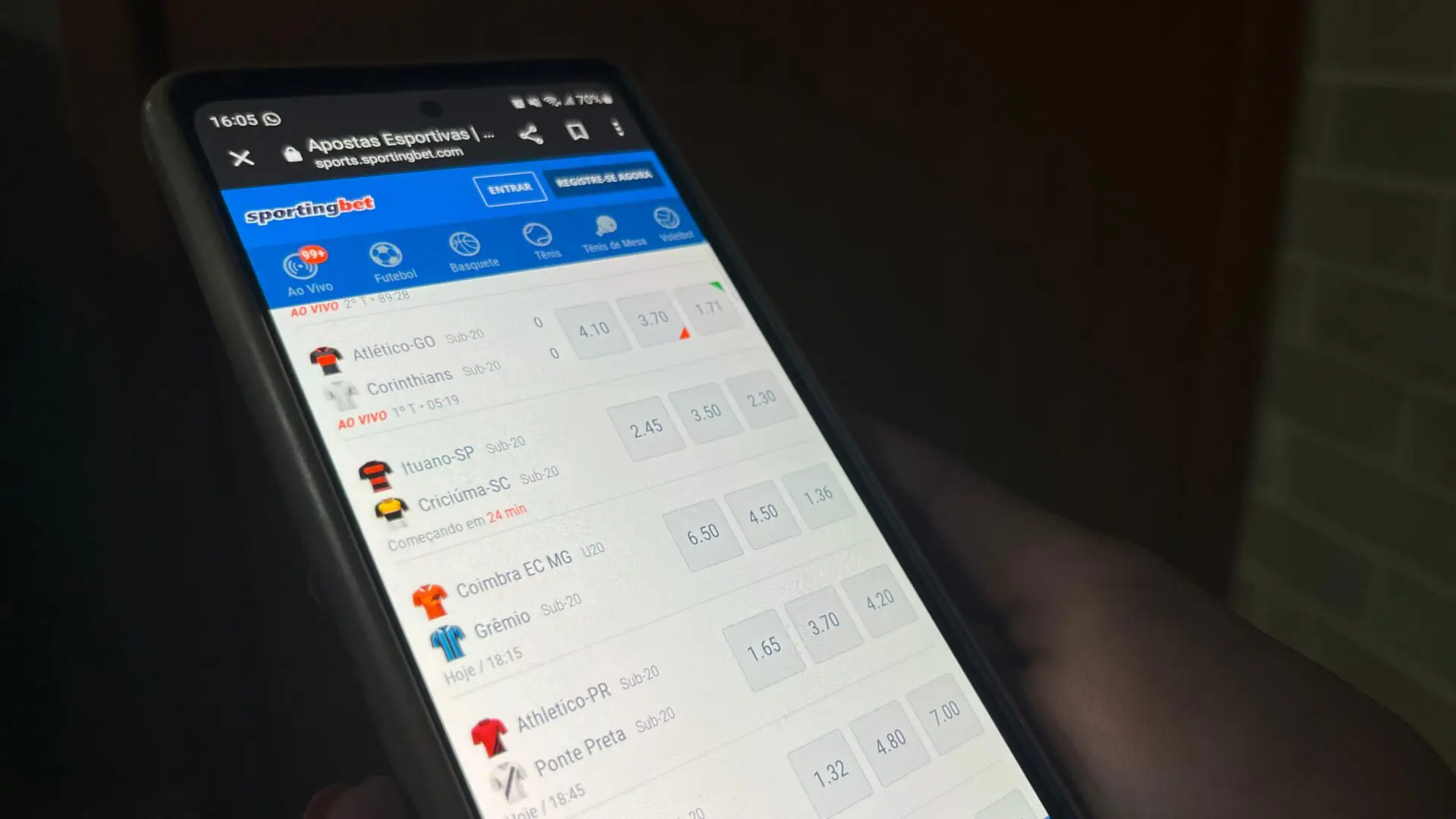 Ladrões roubam celulares no Parque Hyppolyto II