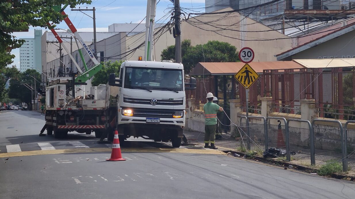 Rompimento de cabo de energia foi causado por gavião e gera interdição no Centro de Limeira 