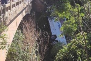 Seis pessoas morrem após ônibus que vinha para Piracicaba cair em ribanceira