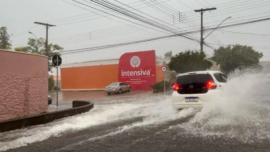Tempestade-alaga-Ponte-Preta-e-varios-pontos-de-Limeira