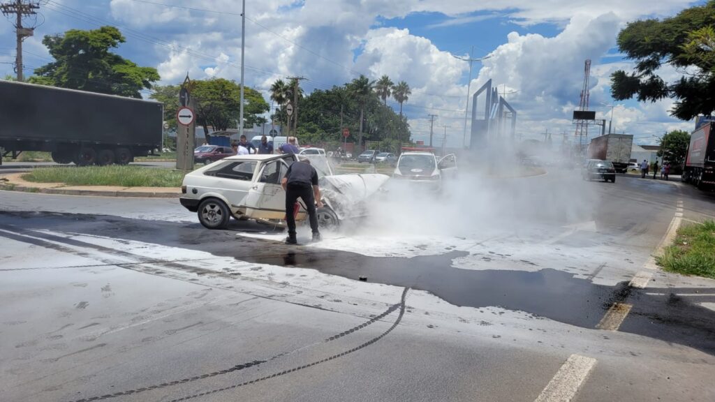 Veículo pega fogo após colisão com carreta na Av Major José Levy Sobrinho 1
